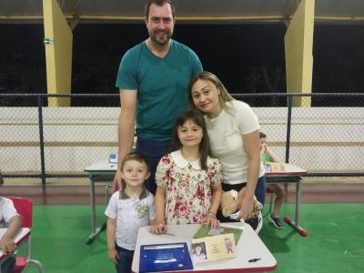 Noite de AutÃ³grafos dos alunos do Jardim 2 da Escola AluÃ­sio Maier foi um verdadeiro sucesso